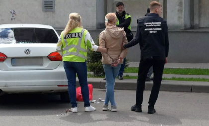 O mamă care și-a vândut cu 30.000 de dolari fetița, prinsă în Ucraina
