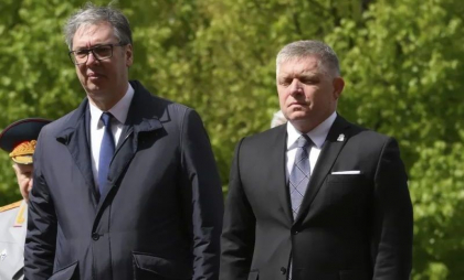 „Un act de eroism demn de cele mai înalte elogii”. Cum îi laudă Kremlinul pe Fico și Vucic pentru venirea la Moscova la parada lui Putin