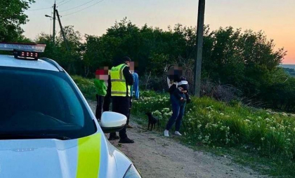 Salvat la timp de polițiști: Un copil de trei ani, găsit singur lângă un canal din Cantemir. Acesta a fost reîntors părinților - FOTO