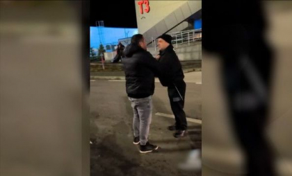 Şoferii din Republica Moldova creează din nou probleme pe Aeroportul din Iași. Un bărbat a fost oprit cu spray lacrimogen după ce a parcat ilegal în terminal Şoferii din Republica Moldova creează din nou probleme pe Aeroportul din Iași. Un bărbat a fost oprit cu spray lacrimogen după ce a parcat ilegal în terminal