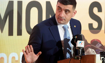 Un avocat vrea să îi reprezinte gratis pe cei care vor să-l dea în judecată pe Simion pentru că a promis case la 35.000 euro