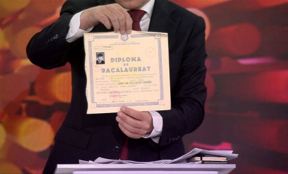 Nicușor Dan și-a prezentat diploma de Bacalaureat după apariția unui fals pe rețelele sociale. „Circulă un fake news grosolan”
Nicușor Dan și-a prezentat diploma de Bacalaureat după apariția unui fals pe rețelele sociale. „Circulă un fake news grosolan”