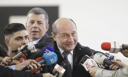 Traian Băsescu, despre George Simion: „Nu îl cheamă nimeni la Casa Albă. Tot la veselă va rămâne” Traian Băsescu, despre George Simion: „Nu îl cheamă nimeni la Casa Albă. Tot la veselă va rămâne”
