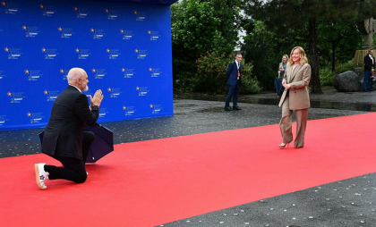 Premierul Albaniei a îngenuncheat în faţa Giorgiei Meloni şi i-a spus lui Macron "Majestatea Voastră", la summitul CPE - VIDEO