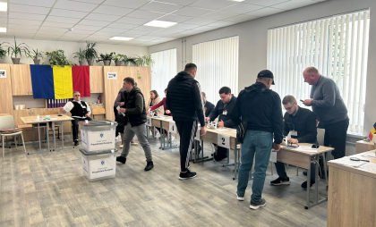 Secții aglomerate în Chișinău: Autoritățile române îndeamnă alegătorii să meargă la cele mai libere - FOTO Secții aglomerate în Chișinău: Autoritățile române îndeamnă alegătorii să meargă la cele mai libere - FOTO