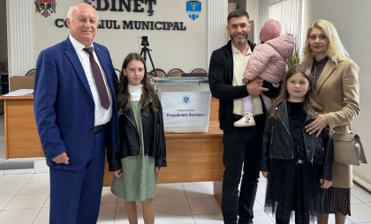 Românii din Moldova s-au mobilizează masiv și în ultima zi de alegeri. Împreună cu toată familia au venit să aleagă viitorul președinte al României.
Imagini surprinse de la secțiile de votare - FOTO Românii din Moldova s-au mobilizează masiv și în ultima zi de alegeri. Împreună cu toată familia au venit să aleagă viitorul președinte al României.
Imagini surprinse de la secțiile de votare - FOTO