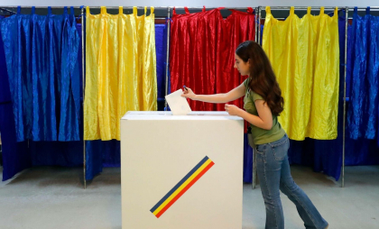 România a ieșit la vot. Prezență record la turul doi – peste 11,6 milioane de români au votat. Prezența totală la ora 21:00 România a ieșit la vot. Prezență record la turul doi – peste 11,6 milioane de români au votat. Prezența totală la ora 21:00
