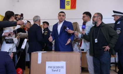 Declarațiile lui Simion și Georgescu, întrerupte de poliție. Ce s-a întâmplat în secția de votare Declarațiile lui Simion și Georgescu, întrerupte de poliție. Ce s-a întâmplat în secția de votare