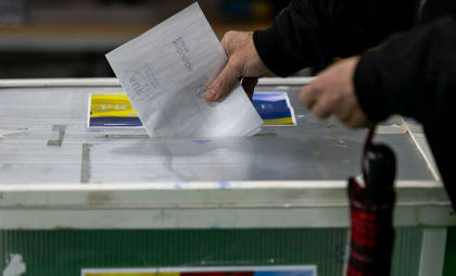 Mită electorală în Brăila. Un politician a dat alcool votanților pentru a pune ștampila pe un anumit candidat Mită electorală în Brăila. Un politician a dat alcool votanților pentru a pune ștampila pe un anumit candidat