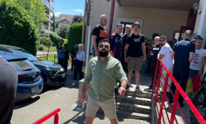 Incident violent la o secție de votare din Franța. Un român ar fi fost lovit și scuipat de mai mulți conaționali - VIDEO
Incident violent la o secție de votare din Franța. Un român ar fi fost lovit și scuipat de mai mulți conaționali - VIDEO