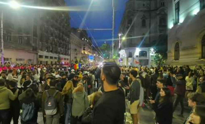 „Ole, Ole, Ole, Ole, Simion nu mai e!” Sute de oameni în centrul Bucureștiului după ce exit-poll-urile l-au dat câştigător pe Nicuşor Dan. Circulaţia rutieră, blocată - VIDEO 