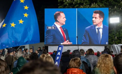 Alegeri prezidențiale Polonia, exit-poll: liberalul Trzaskowski câștigă primul tur de scrutin în fața conservatorului Nawrocki la diferență mai mică decât era anticipat. Luptă strânsă în turul doi