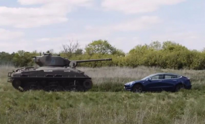 Ce se întâmplă când un tanc din al Doilea Război Mondial încearcă să treacă peste o mașină electrică Tesla - VIDEO Ce se întâmplă când un tanc din al Doilea Război Mondial încearcă să treacă peste o mașină electrică Tesla - VIDEO
