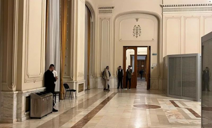 Unde așteaptă George Simion rezultatul final al alegerilor prezidențiale. Tensiuni între jurnaliști și oamenii de pază ai liderului AUR - VIDEO Unde așteaptă George Simion rezultatul final al alegerilor prezidențiale. Tensiuni între jurnaliști și oamenii de pază ai liderului AUR - VIDEO