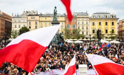 Alegeri prezidențiale în Polonia. După o campanie dură, luptă strânsă între liberalul Trzaskowski și conservatorul Nawrocki. Legătura cu alegerile din România