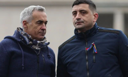 George Simion a mers la vot alături de Călin Georgescu. Au vrut să facă declarații în secție, însă au fost îndrumați afară George Simion a mers la vot alături de Călin Georgescu. Au vrut să facă declarații în secție, însă au fost îndrumați afară