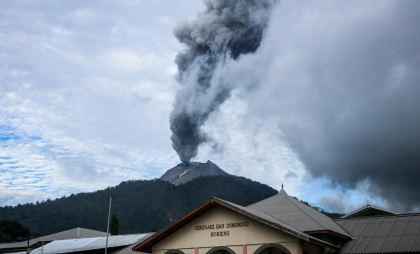 Alertă ridicată la maxim după a doua erupție a unui vulcan din Indonezia. Ce avertizează specialiștii
