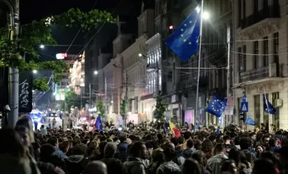 Mii de oameni acum la sediul de campanie al lui Nicușor Dan, care a ieșit în balconul Hotelului Cișmigiu. Mulțimes scandează: „Avem președinte” - FOTO/VIDEO Mii de oameni acum la sediul de campanie al lui Nicușor Dan, care a ieșit în balconul Hotelului Cișmigiu. Mulțimes scandează: „Avem președinte” - FOTO/VIDEO