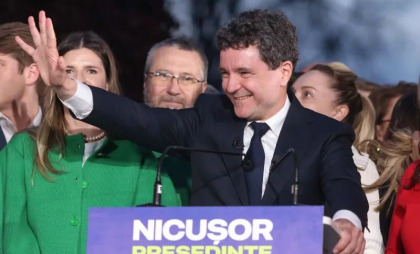 Nicușor Dan, fotografiat când își duce fetița la școală în prima zi după ce a ajuns președinte Nicușor Dan, fotografiat când își duce fetița la școală în prima zi după ce a ajuns președinte