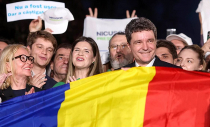 Ce scria în biletul secret lăsat de Nicușor Dan într-un „seif”: Urma să fie deschis doar în cazul în care câștiga alegerile prezidențiale din România Ce scria în biletul secret lăsat de Nicușor Dan într-un „seif”: Urma să fie deschis doar în cazul în care câștiga alegerile prezidențiale din România
