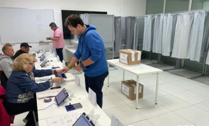 Românii dezamăgiți de rezultatul alegerilor prezidențiale își taie buletinul sau pașaportul Românii dezamăgiți de rezultatul alegerilor prezidențiale își taie buletinul sau pașaportul