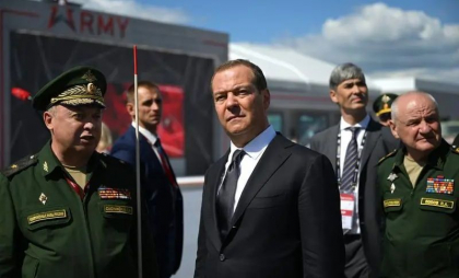 Noi amenințări ale lui Medvedev pentru Kiev: „Pe Ucraina o așteaptă capitularea necondiționată” Noi amenințări ale lui Medvedev pentru Kiev: „Pe Ucraina o așteaptă capitularea necondiționată”