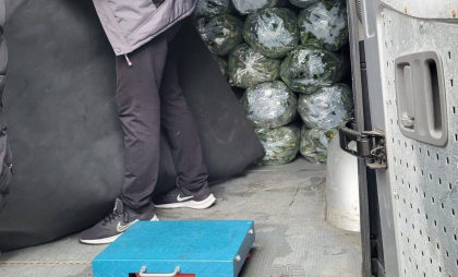 Peste o tonă de castraveți, fără acte de proveniență - găsiți într-un Mercedes, la Fălești. Șoferul este documentat - FOTO
Peste o tonă de castraveți, fără acte de proveniență - găsiți într-un Mercedes, la Fălești. Șoferul este documentat - FOTO