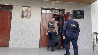 Percheziții la un ofițer de urmărire penală. Bărbatul – reținut pentru 72 ore, după ce a luat mită Percheziții la un ofițer de urmărire penală. Bărbatul – reținut pentru 72 ore, după ce a luat mită