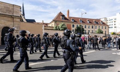 Violențe la protestele taximetriștilor din Paris. Poliția a intervenit cu gaze lacrimogene Violențe la protestele taximetriștilor din Paris. Poliția a intervenit cu gaze lacrimogene