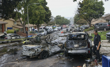 Un avion s-a prăbuşit într-un cartier din San Diego, California. Cel puțin 15 case şi vehicule au luat foc - FOTO/VIDEO