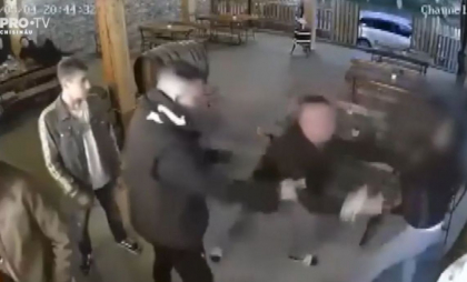 Unul a bătut-o, celălalt a amenințat-o: Bărbatul care a agresat o tânără la o terasă din Vulcănești și fratele acestuia, reținuți pentru 72 de ore
Unul a bătut-o, celălalt a amenințat-o: Bărbatul care a agresat o tânără la o terasă din Vulcănești și fratele acestuia, reținuți pentru 72 de ore