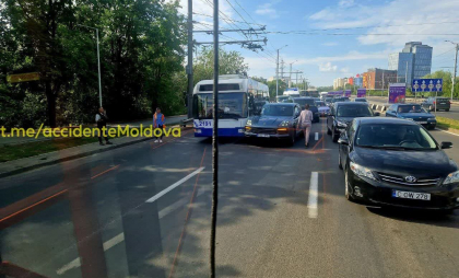 Accident de dimineață în capitală: Un automobil s-a lovit cu un troleibuz. În urma impactului, în zonă s-au format ambuteiaje 