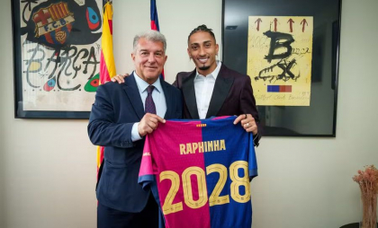 Raphinha își prelungește contractul cu Barcelona până în 2028 - FOTO Raphinha își prelungește contractul cu Barcelona până în 2028 - FOTO