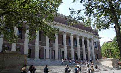 Un judecător a blocat temporar planul lui Trump de a interzice Universității Harvard să înscrie studenți străini