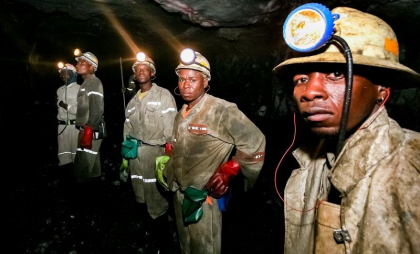 Aproape 300 de mineri sunt blocaţi într-o mină de aur din Africa de Sud, la peste 3 km adâncime Aproape 300 de mineri sunt blocaţi într-o mină de aur din Africa de Sud, la peste 3 km adâncime
