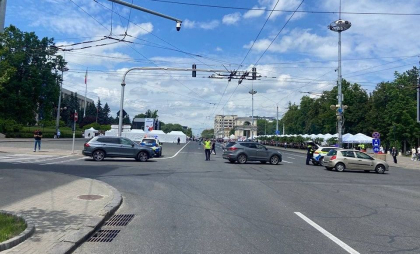 Atenție, șoferi și pietoni. Traficului rutier în Piața Marii Adunări Naționale, dar și pe unele străzi din capitală - suspendat. Motivul anunțat de municipalitate Atenție, șoferi și pietoni. Traficului rutier în Piața Marii Adunări Naționale, dar și pe unele străzi din capitală - suspendat. Motivul anunțat de municipalitate