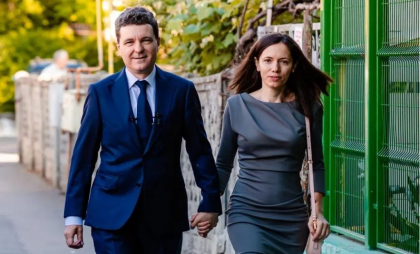 Cine este Mirabela Grădinaru, partenera de viață a președintelui român Nicușor Dan. Cum arată viața de familie a cuplului prezidențial Cine este Mirabela Grădinaru, partenera de viață a președintelui român Nicușor Dan. Cum arată viața de familie a cuplului prezidențial