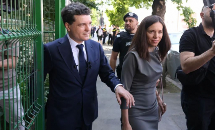 Mirabela Grădinaru lipsește de la ceremonia de învestire a lui Nicușor Dan. Fetița președintelui român este prezentă Mirabela Grădinaru lipsește de la ceremonia de învestire a lui Nicușor Dan. Fetița președintelui român este prezentă