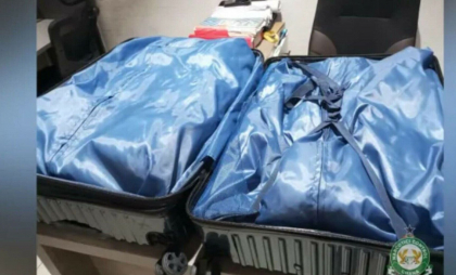 O tânără din Marea Britanie - reținută după ce polițiștii au făcut o descoperire de peste 200.000 de euro în bagajul său - FOTO O tânără din Marea Britanie - reținută după ce polițiștii au făcut o descoperire de peste 200.000 de euro în bagajul său - FOTO