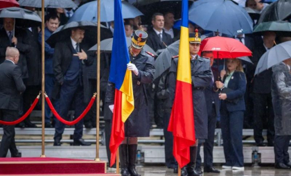 LIVE TEXT. Nicușor Dan preia de la Ilie Bolojan mandatul de președinte, într-o ceremonie la Palatul Cotroceni pe o ploaie torențială LIVE TEXT. Nicușor Dan preia de la Ilie Bolojan mandatul de președinte, într-o ceremonie la Palatul Cotroceni pe o ploaie torențială