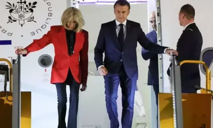 Viral. Momentul în care președintele Franței, Emmanuel Macron, este lovit peste față de soția sa când cei doi urmau să coboare din avion - VIDEO Viral. Momentul în care președintele Franței, Emmanuel Macron, este lovit peste față de soția sa când cei doi urmau să coboare din avion - VIDEO