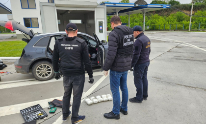 Un ucrainean, plasat în arest pentru 30 de zile, după ce a fost prins cu droguri la vama din Briceni. Au fost scoase din circuit narcotice de 6 milioane de lei - VIDEO