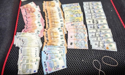 Directorul și directorul-adjunct al unui centru de reabilitare a vârstnicilor şi persoanelor cu dizabilităţi, dar și un intermediar, reținuți de CNA - GALERIE FOTO Directorul și directorul-adjunct al unui centru de reabilitare a vârstnicilor şi persoanelor cu dizabilităţi, dar și un intermediar, reținuți de CNA - GALERIE FOTO