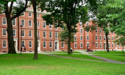 Administrația Trump anunţă încetarea tuturor contractelor cu Universitatea Harvard