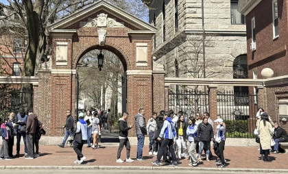„O absurditate periculoasă”. Reacția unui profesor român din America la politica lui Trump privind studenții străini la Harvard - FOTO