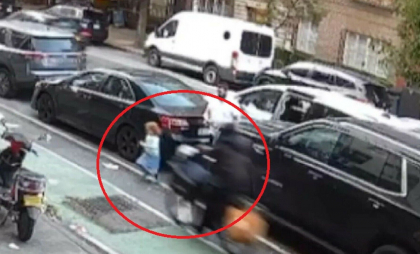 Momentul în care o fetiță de 3 ani este lovită în plin de un biciclist, în SUA. Micuța a fost transportată la spital - VIDEO Momentul în care o fetiță de 3 ani este lovită în plin de un biciclist, în SUA. Micuța a fost transportată la spital - VIDEO