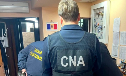 CNA vine cu detalii: Persoana reținută din cadrul postului vamal Leușeni și cei 5 vameși care sunt cercetați în stare de libertate ar fi creat o schemă infracțională de primire a banilor ce nu li se cuvin - FOTO