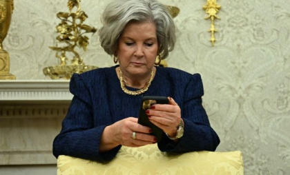 Alertă de securitate în echipa lui Trump. FBI investighează compromiterea telefonului șefei de personal de la Casa Abă Alertă de securitate în echipa lui Trump. FBI investighează compromiterea telefonului șefei de personal de la Casa Abă