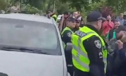 Răzvrătire într-un oraș din vestul Ucrainei. Mai multe persoane au blocat un vehicul de recrutare al armatei şi i-au înţepat anvelopele Răzvrătire într-un oraș din vestul Ucrainei. Mai multe persoane au blocat un vehicul de recrutare al armatei şi i-au înţepat anvelopele