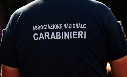 Un român a pretins în Italia că este tatăl a șase copii, pentru a beneficia de ajutor de la stat. În timpul anchetei sociale ”a împrumutat” copiii de la alți români. El a fost arestat, iar copiii au fost instituționalizați Un român a pretins în Italia că este tatăl a șase copii, pentru a beneficia de ajutor de la stat. În timpul anchetei sociale ”a împrumutat” copiii de la alți români. El a fost arestat, iar copiii au fost instituționalizați